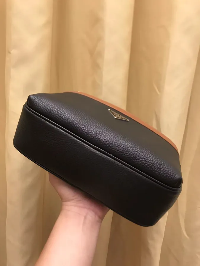 2023 V Brand New Crossbody Bag, Grained Calfskin, Simple and Elegant Design