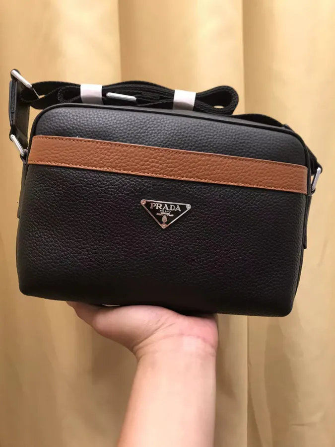 2023 V Brand New Crossbody Bag, Grained Calfskin, Simple and Elegant Design