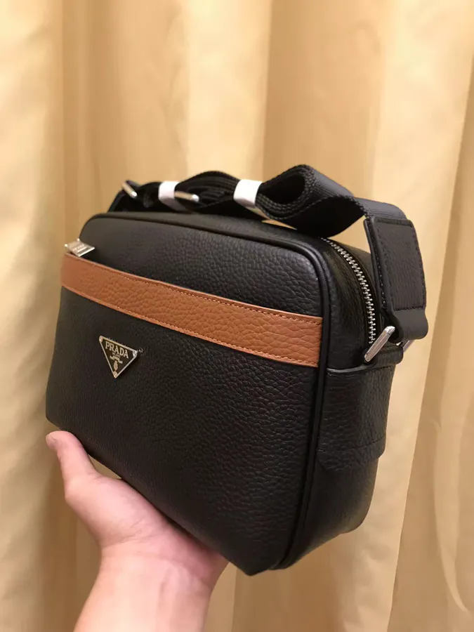 2023 V Brand New Crossbody Bag, Grained Calfskin, Simple and Elegant Design