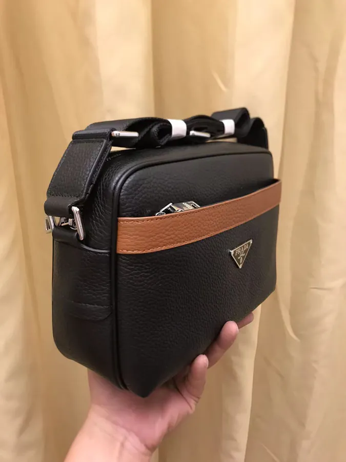 2023 V Brand New Crossbody Bag, Grained Calfskin, Simple and Elegant Design