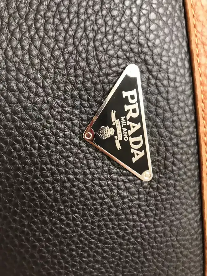 2023 V Brand New Crossbody Bag, Grained Calfskin, Simple and Elegant Design