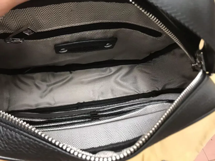 2023 V Brand New Crossbody Bag, Grained Calfskin, Simple and Elegant Design