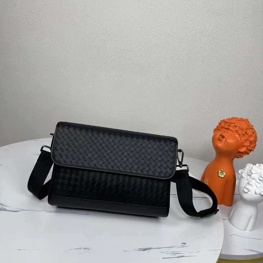 520 BV Latest Men's Crossbody Bag