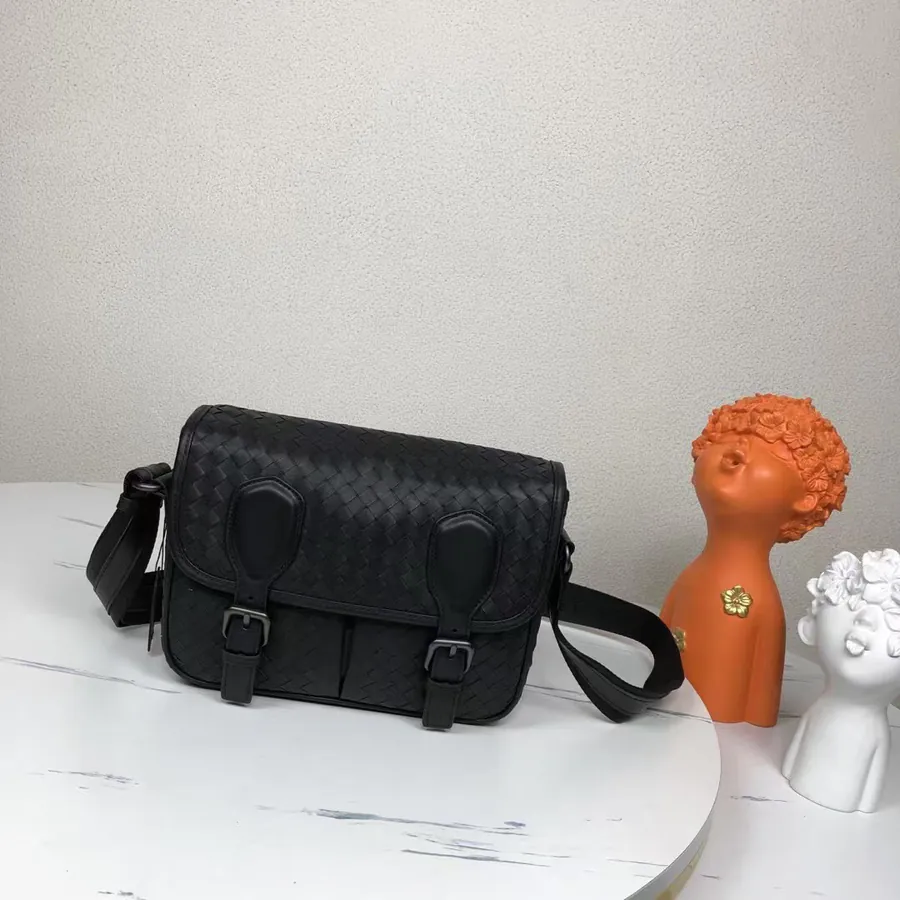 520 BV Woven Messenger Bag