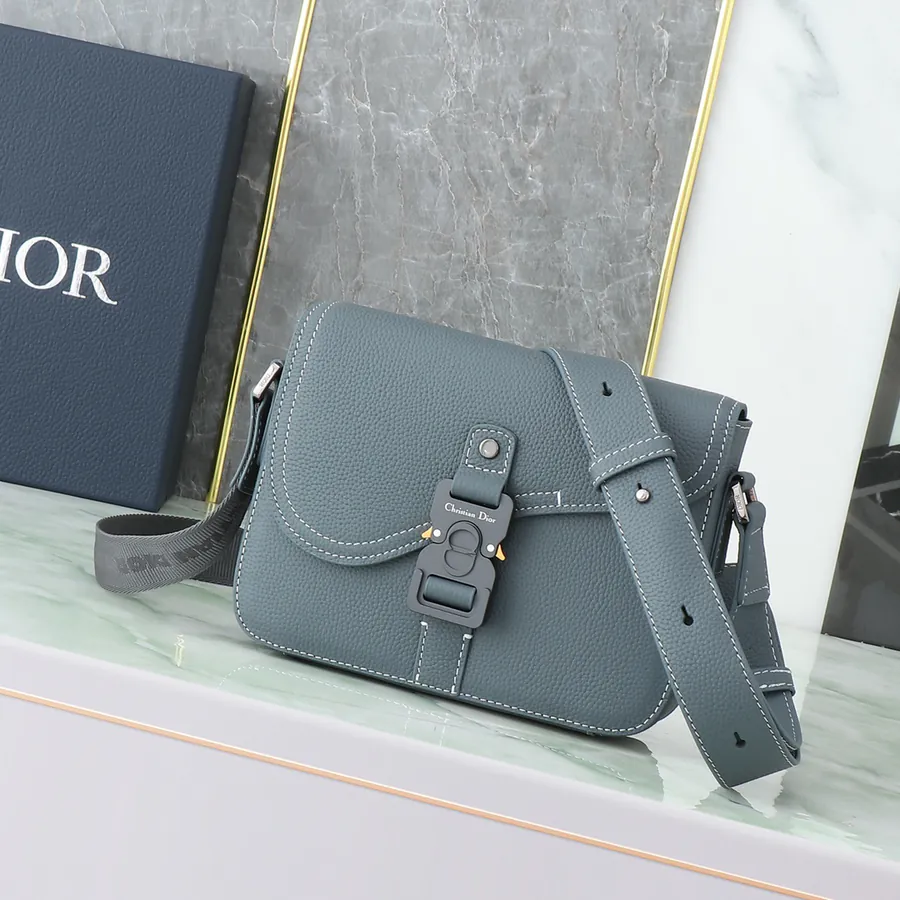 470 Saddle Messenger Bag Sleek and Stylish