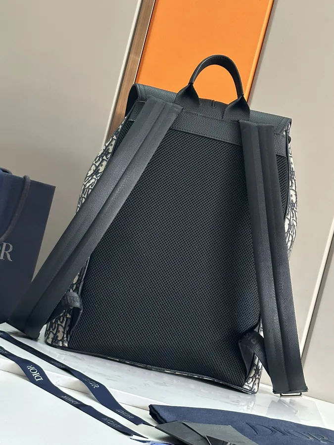 Motion Shoulder Bag Elegant and Sophisticated