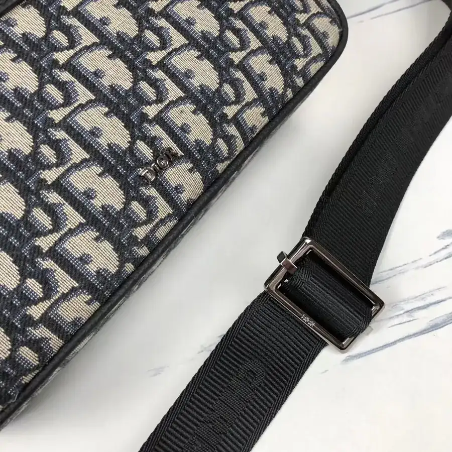 Holdmark Safari Messenger Bag 2023 2024 Winter Collection