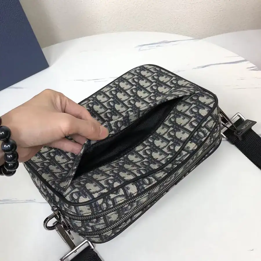 Holdmark Safari Messenger Bag 2023 2024 Winter Collection