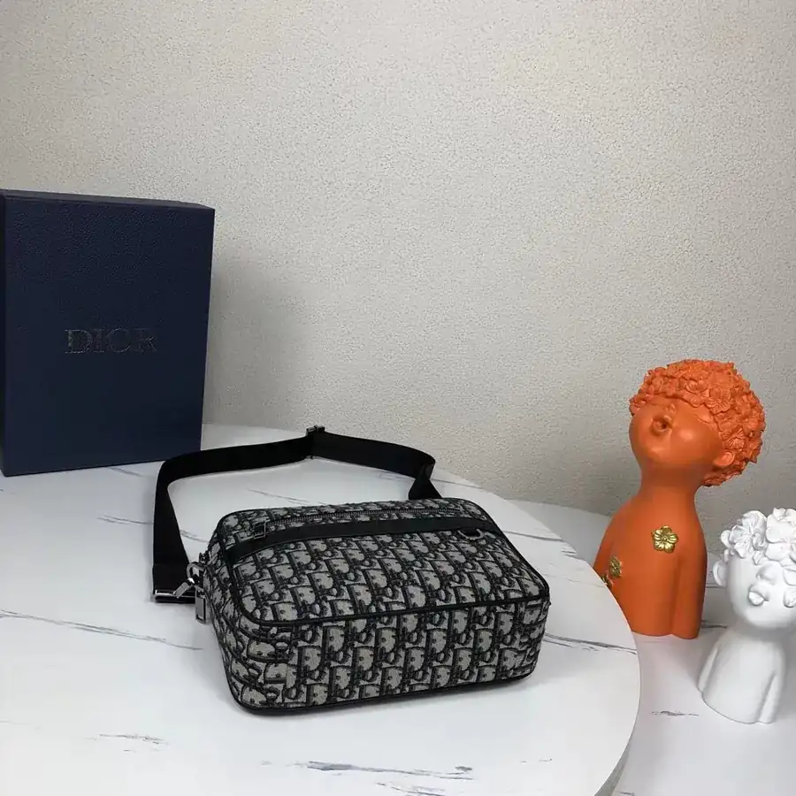 Holdmark Safari Messenger Bag 2023 2024 Winter Collection