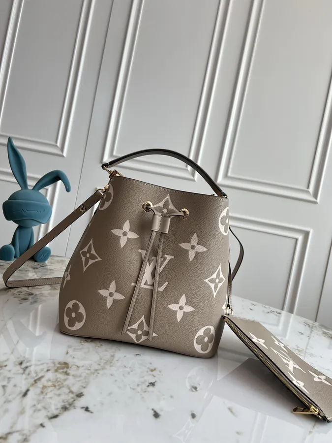 NéoNoé Bucket Bag in Grained Calfskin