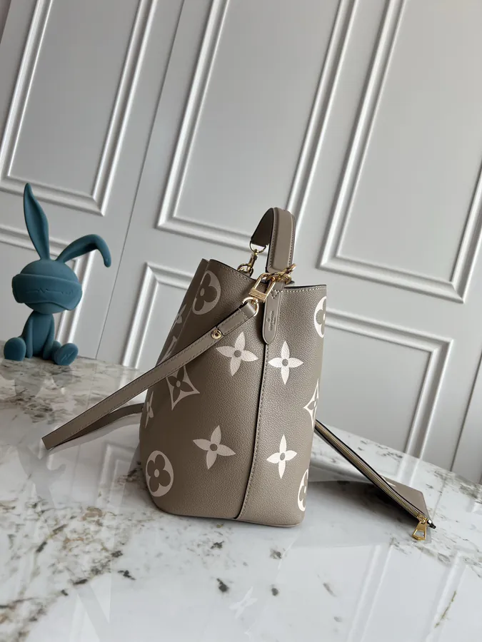 NéoNoé Bucket Bag in Grained Calfskin