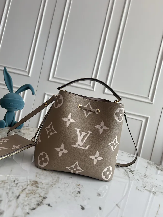 NéoNoé Bucket Bag in Grained Calfskin