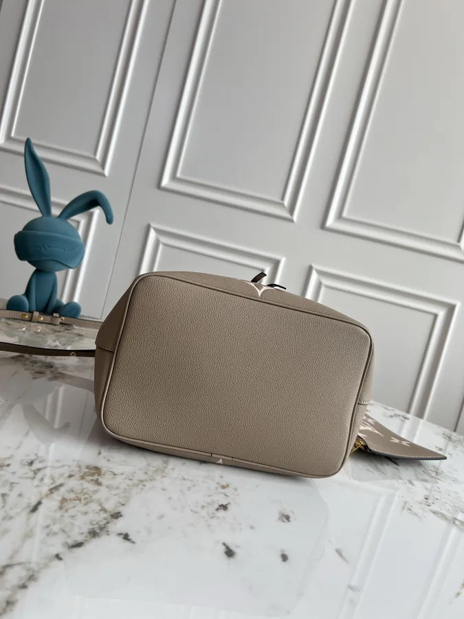 NéoNoé Bucket Bag in Grained Calfskin