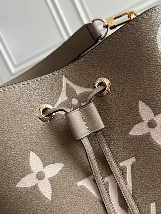 NéoNoé Bucket Bag in Grained Calfskin