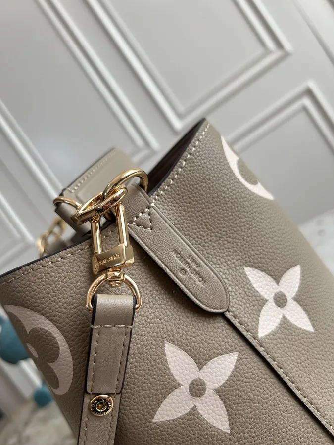 NéoNoé Bucket Bag in Grained Calfskin