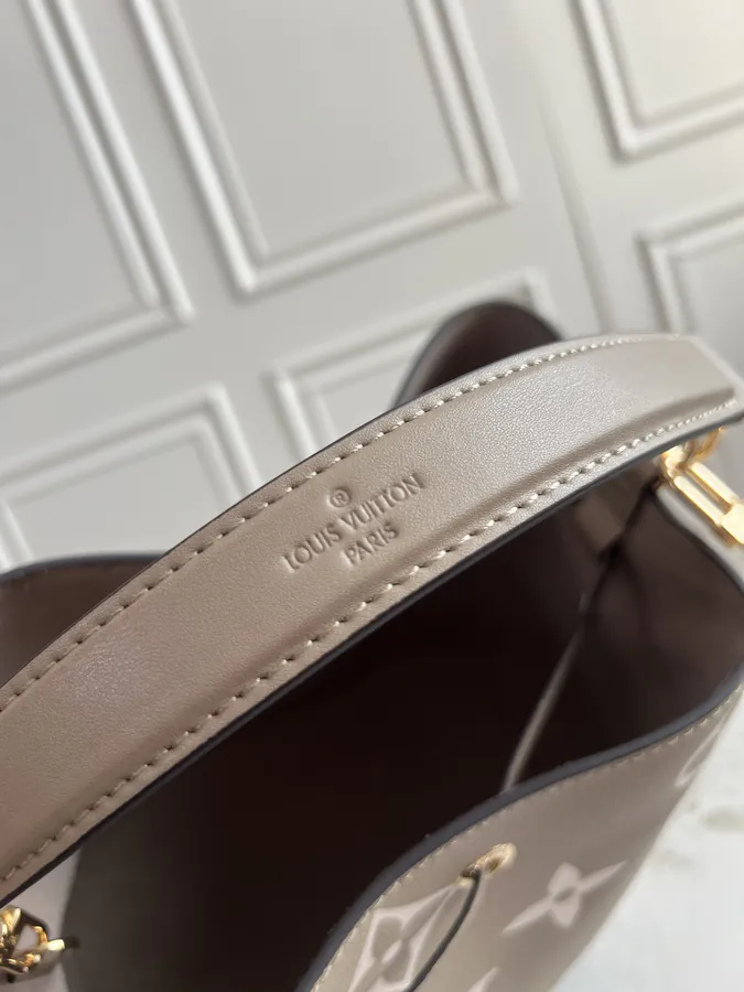 NéoNoé Bucket Bag in Grained Calfskin