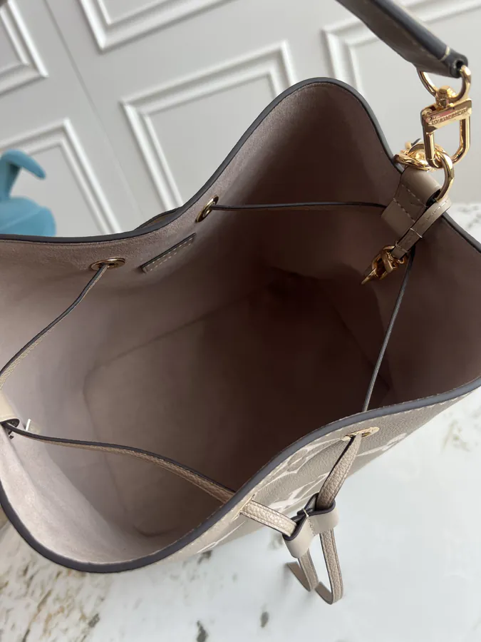 NéoNoé Bucket Bag in Grained Calfskin