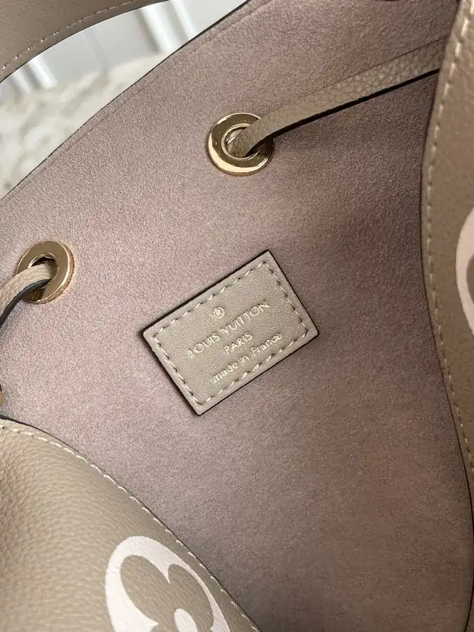 NéoNoé Bucket Bag in Grained Calfskin