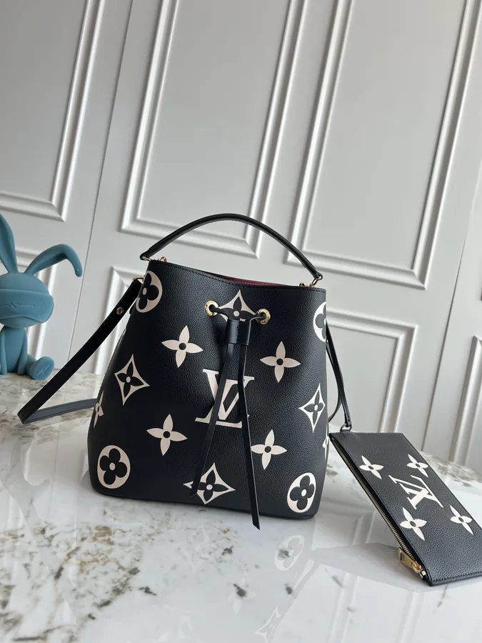 NéoNoé Bucket Bag in Grained Calfskin
