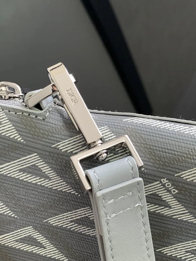 Marc Bohan A5 Handbag Elegant Minimalist Accessory with Grained Calfskin Detail