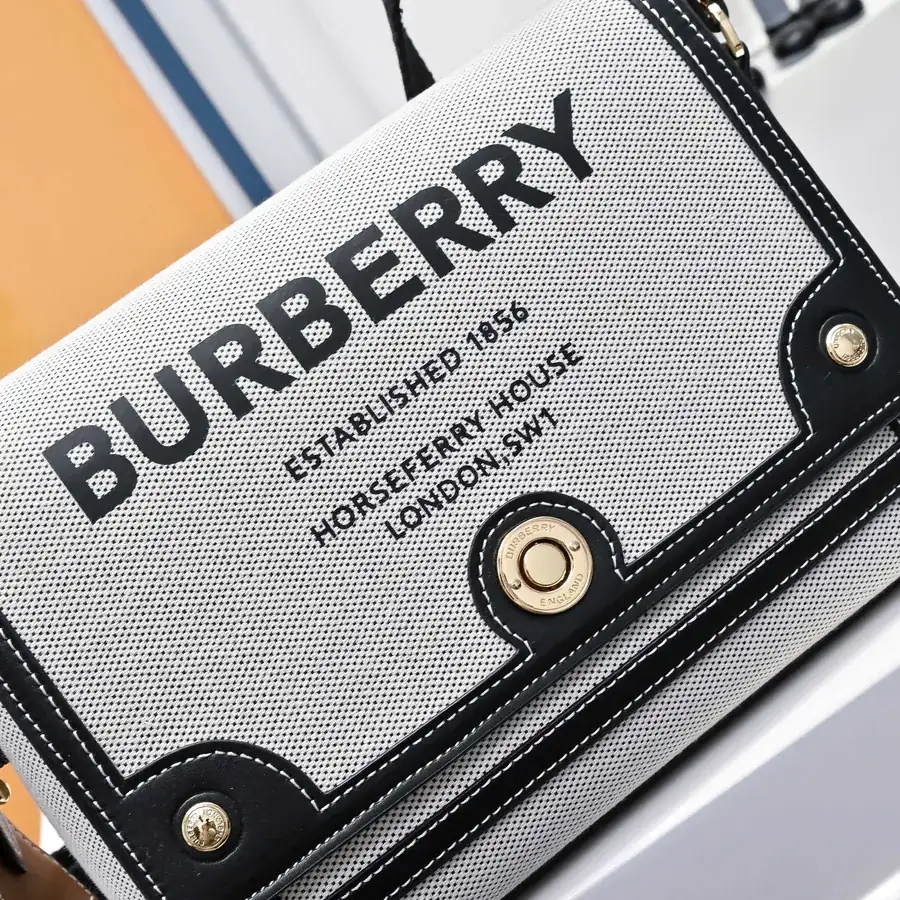 Burberry Shoulder Bag Classic Style