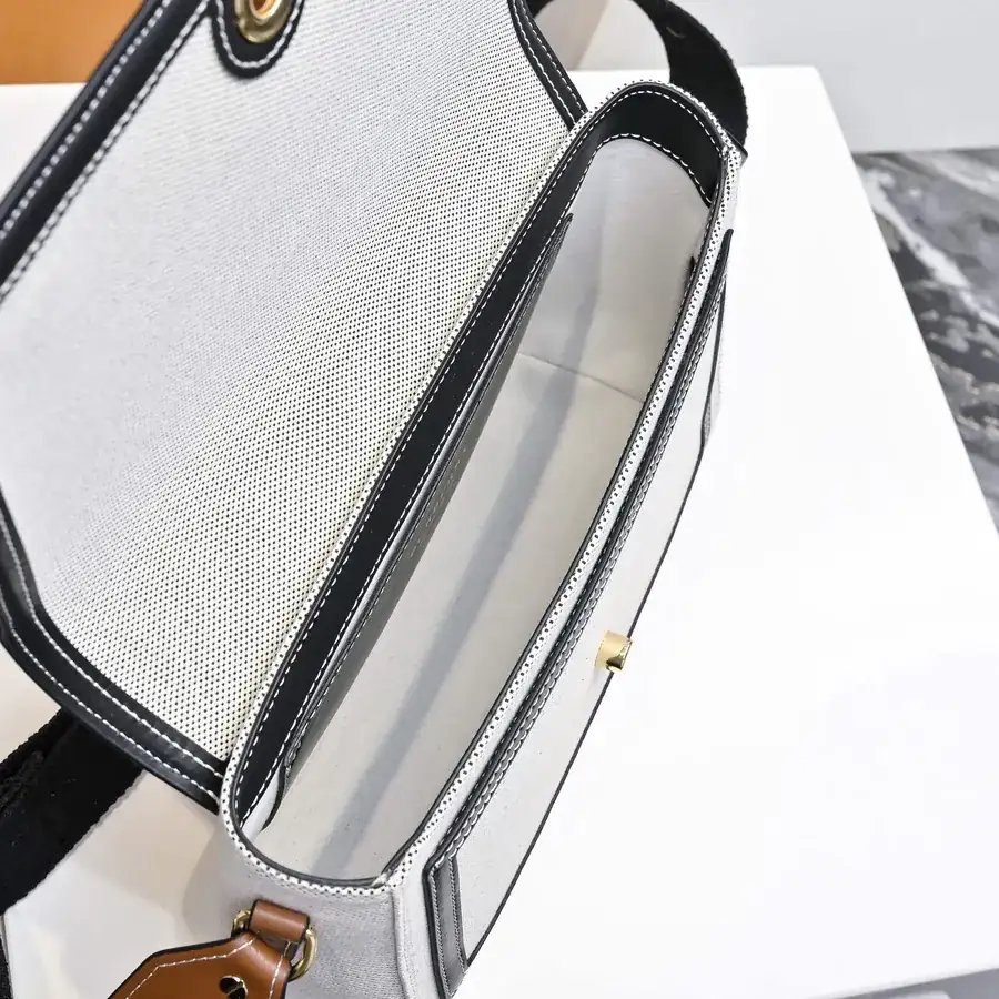 Burberry Shoulder Bag Classic Style