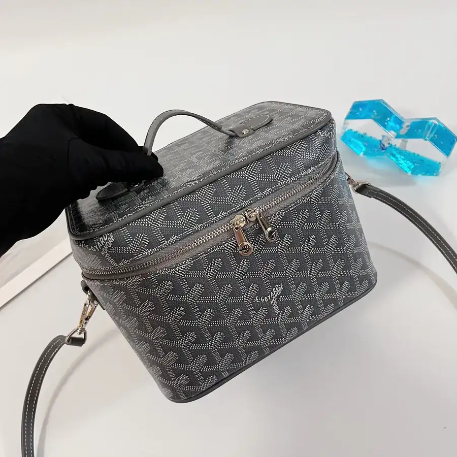 Muse Cosmetic Bag with Smart Interior Space