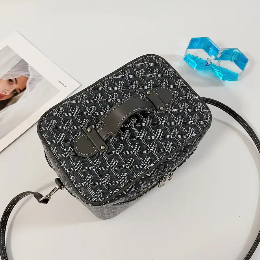 Muse Cosmetic Bag with Smart Interior Space