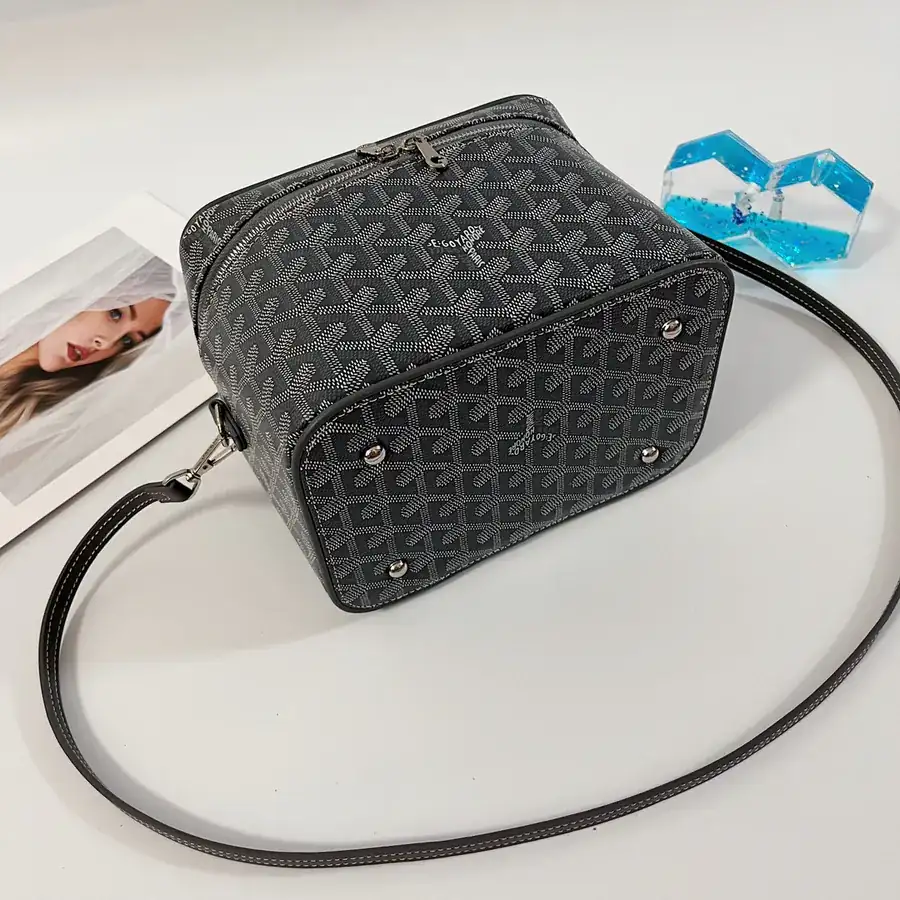Muse Cosmetic Bag with Smart Interior Space