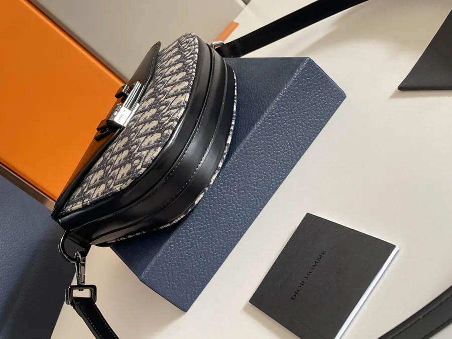 D House P500 Messenger Bag