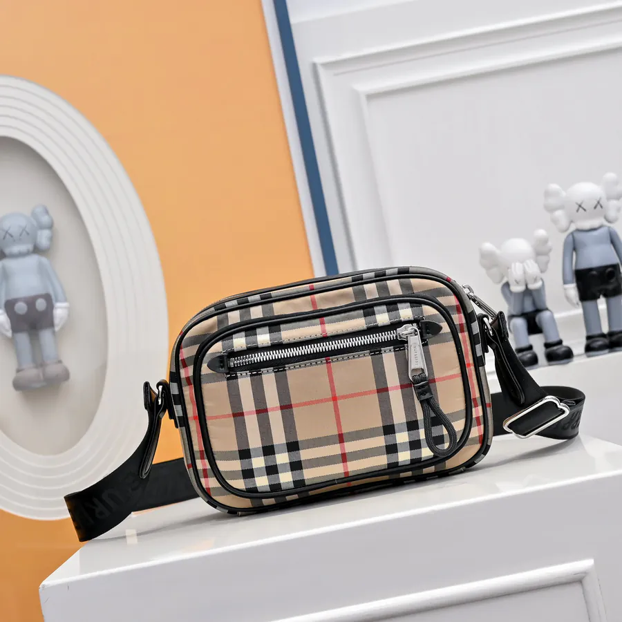 Burberry Men's Shoulder Bag Classic Style