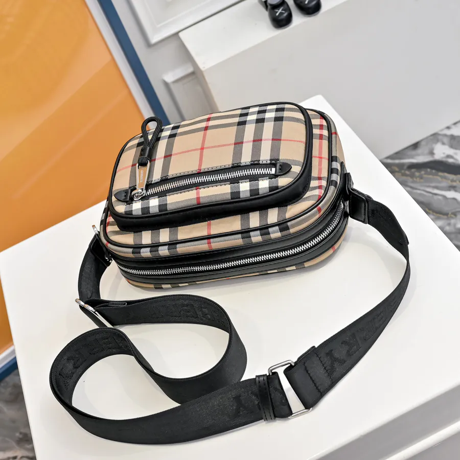Burberry Men's Shoulder Bag Classic Style