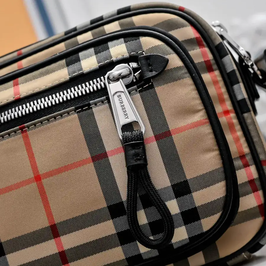 Burberry Men's Shoulder Bag Classic Style