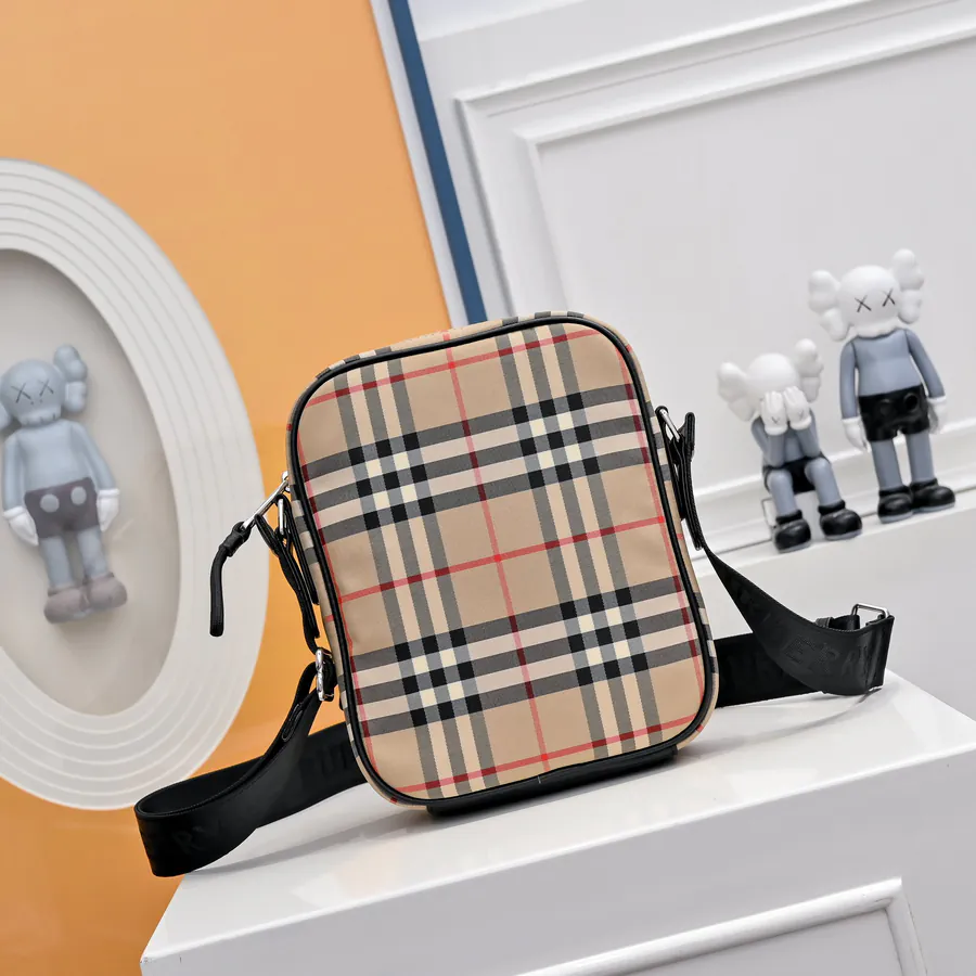 Burberry Men's Shoulder Bag Classic Style