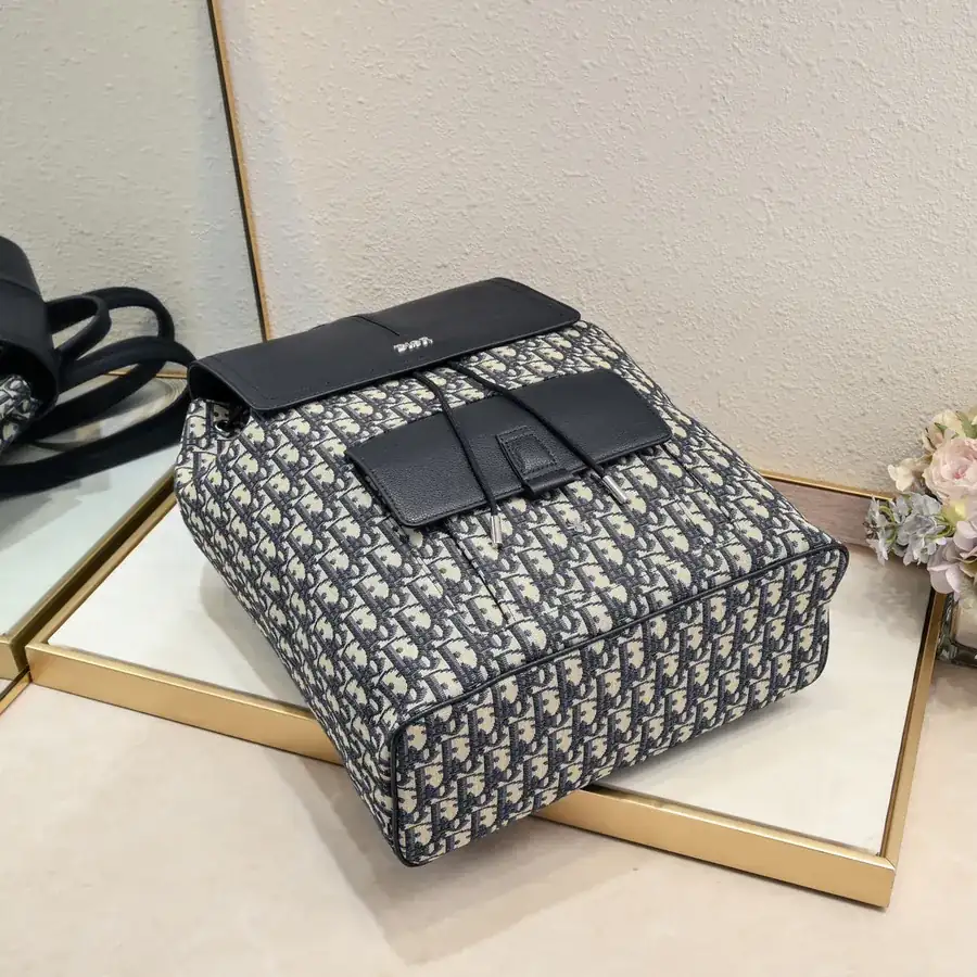 Motion Shoulder Bag Elegant and Sophisticated