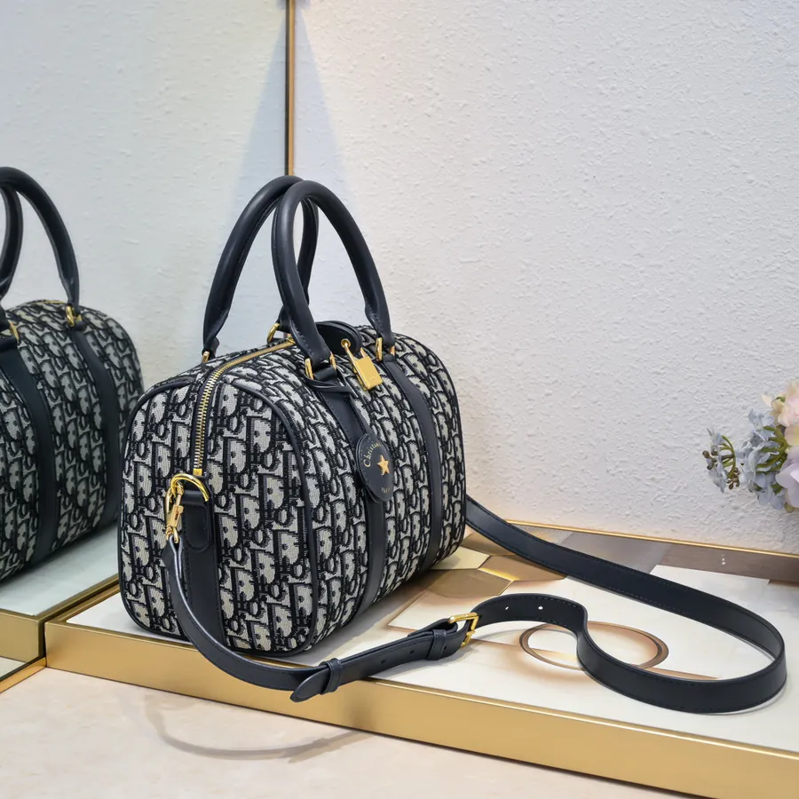 Groove.25 Handbag Winter Collection, Elegant and Stylish