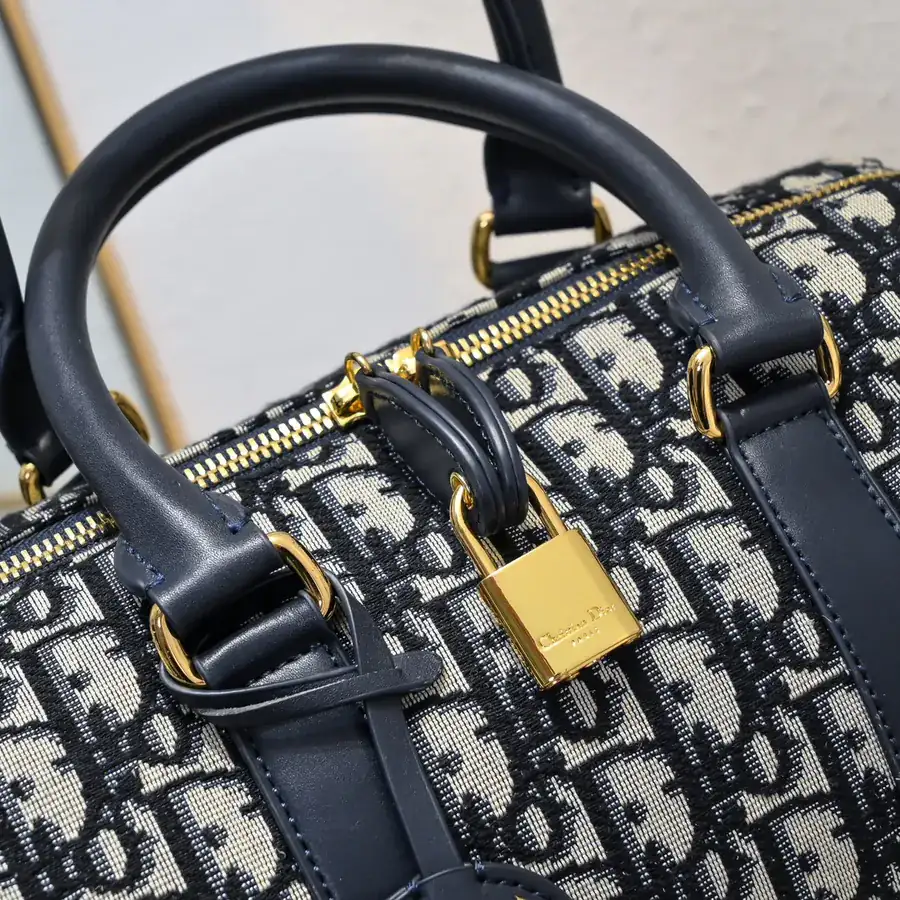 Groove.25 Handbag Winter Collection, Elegant and Stylish