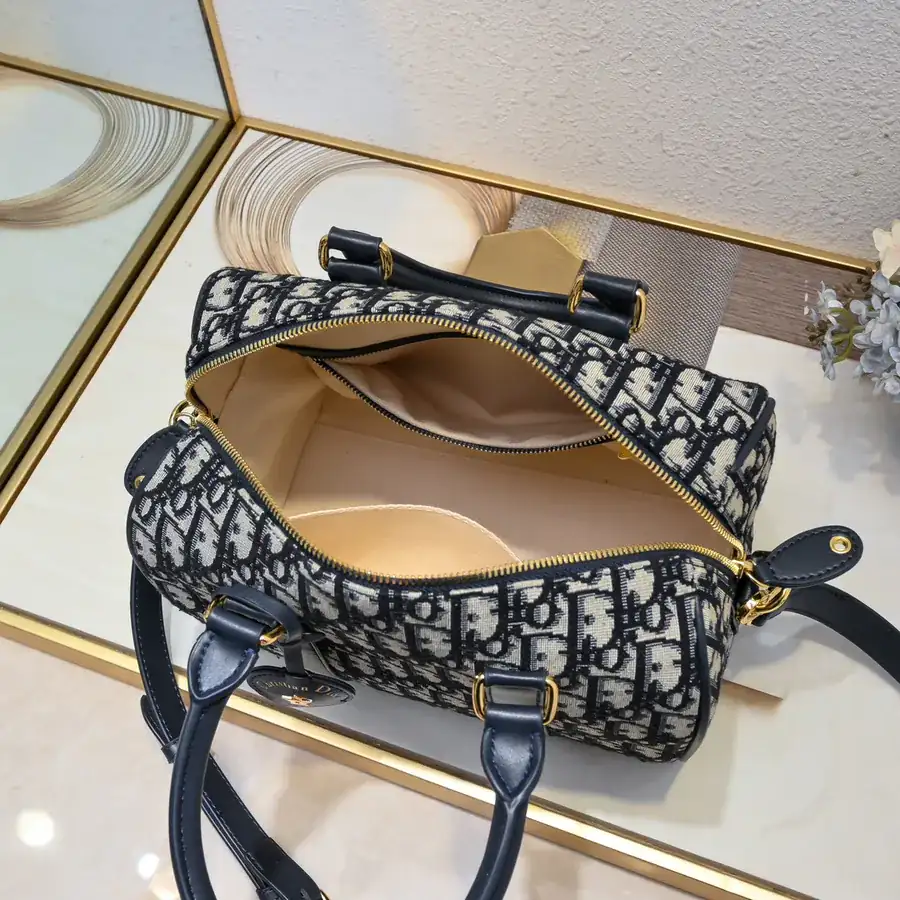 Groove.25 Handbag Winter Collection, Elegant and Stylish