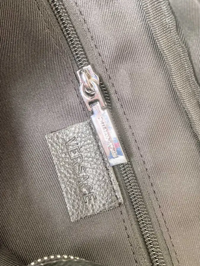 范思哲男士斜挎包 原版头层黄牛皮
