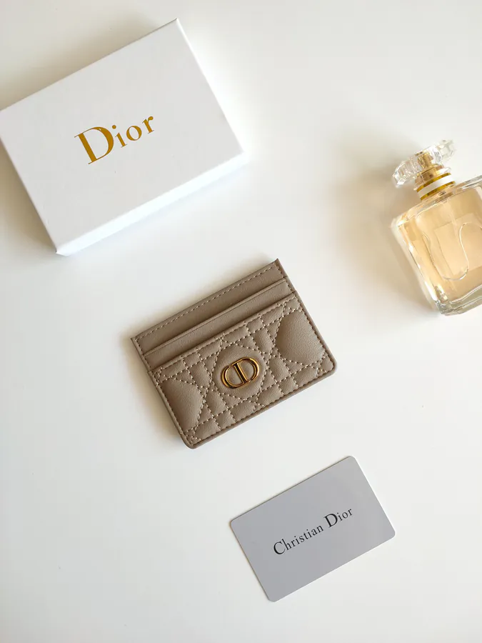 Caro 5 Compartment Card Holder Season New, Elegant and Practical