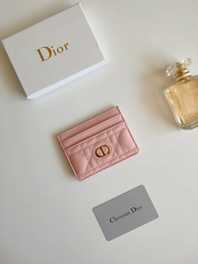 Caro 5 Card Holder Elegance and Practicality