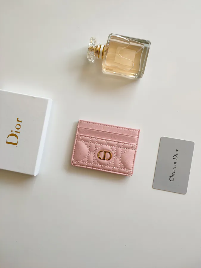 Caro 5 Card Holder Elegance and Practicality