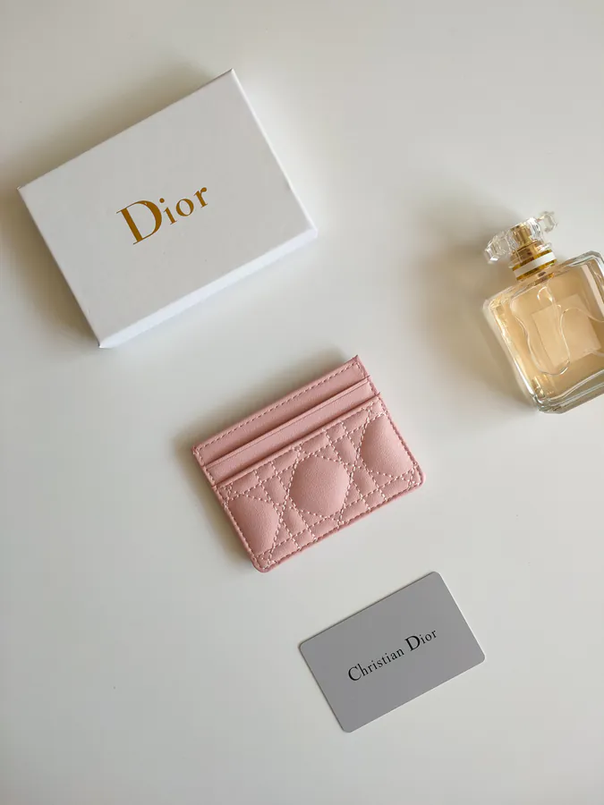 Caro 5 Card Holder Elegance and Practicality