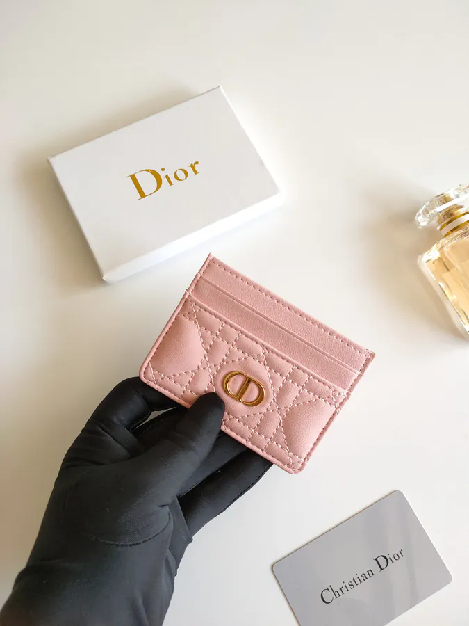 Caro 5 Card Holder Elegance and Practicality