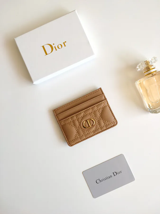 Caro 5 Card Holder Elegance and Practicality