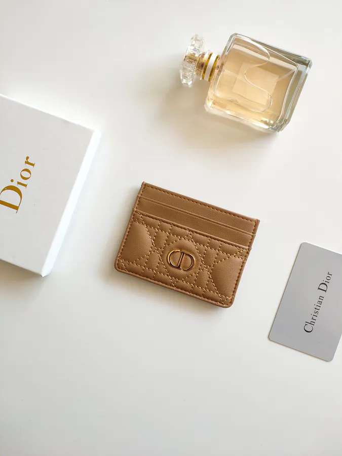 Caro 5 Card Holder Elegance and Practicality