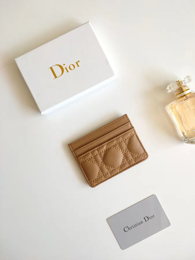Caro 5 Card Holder Elegance and Practicality