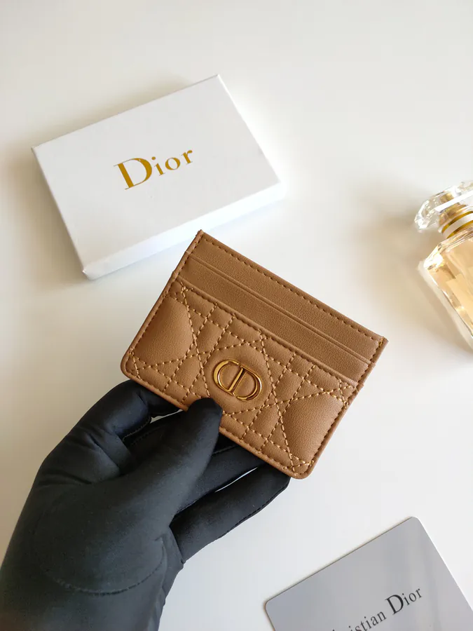 Caro 5 Card Holder Elegance and Practicality
