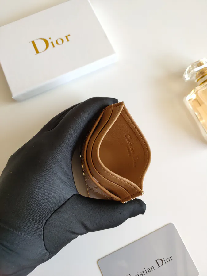 Caro 5 Card Holder Elegance and Practicality