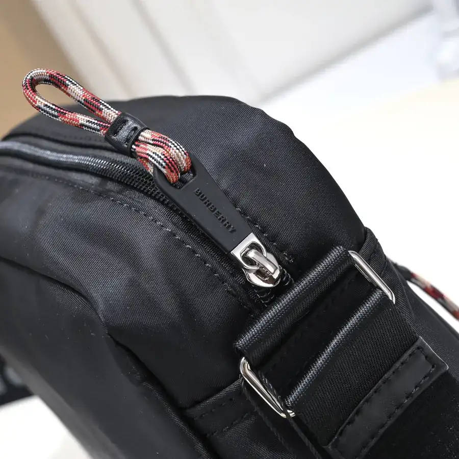 B Brand New Men's Vintage Patchwork Retro Pattern Crossbody Bag